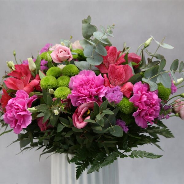 Flower Station is a well-established name in the floral industry, known for its high-quality bouquets, reliable delivery services, and beautifully crafted arrangements. With roots dating back to 2002, the brand has grown from a local London florist into a nationwide online flower delivery service, bringing fresh flowers to customers across the UK.