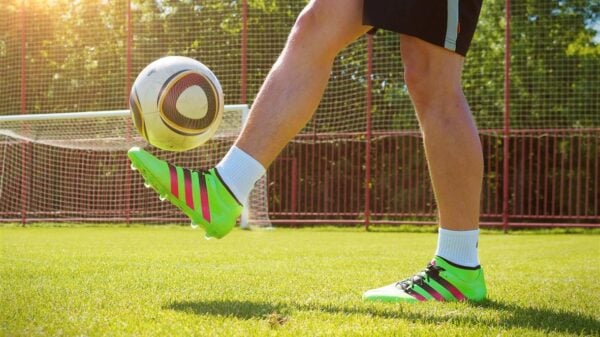 Pour les passionnés de football, disposer du bon équipement est essentiel pour performer, être à l'aise et avoir du style sur le terrain. Unisportstore s'est imposé comme un leader de la vente en ligne spécialisée dans les chaussures, les tenues et les équipements d'entraînement de football, au service des joueurs de tous niveaux, des débutants aux professionnels.