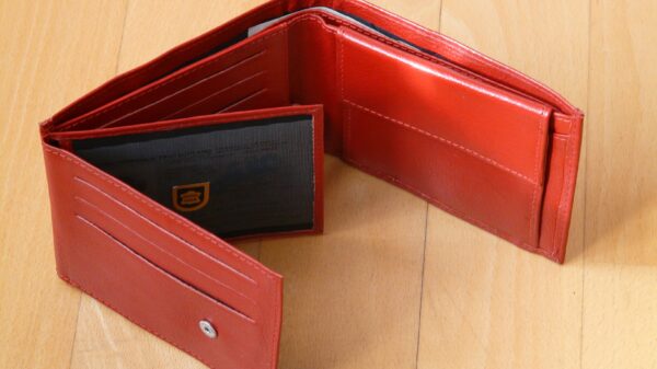 In a world where simplicity and functionality are redefining everyday essentials, the traditional bulky wallet is quickly becoming a relic of the past. Today’s consumers are embracing minimalism not just as a trend, but as a lifestyle. At the forefront of this shift is Thread Wallets, a brand that has reimagined what it means to carry your essentials.