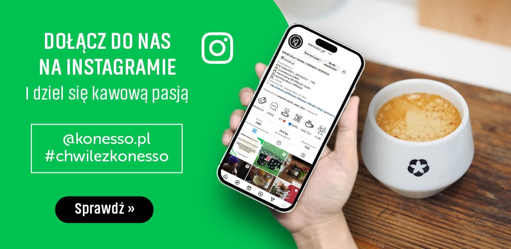 Telefon z profilem Instagram @konesso.pl i filiżanka kawy na drewnianym stole