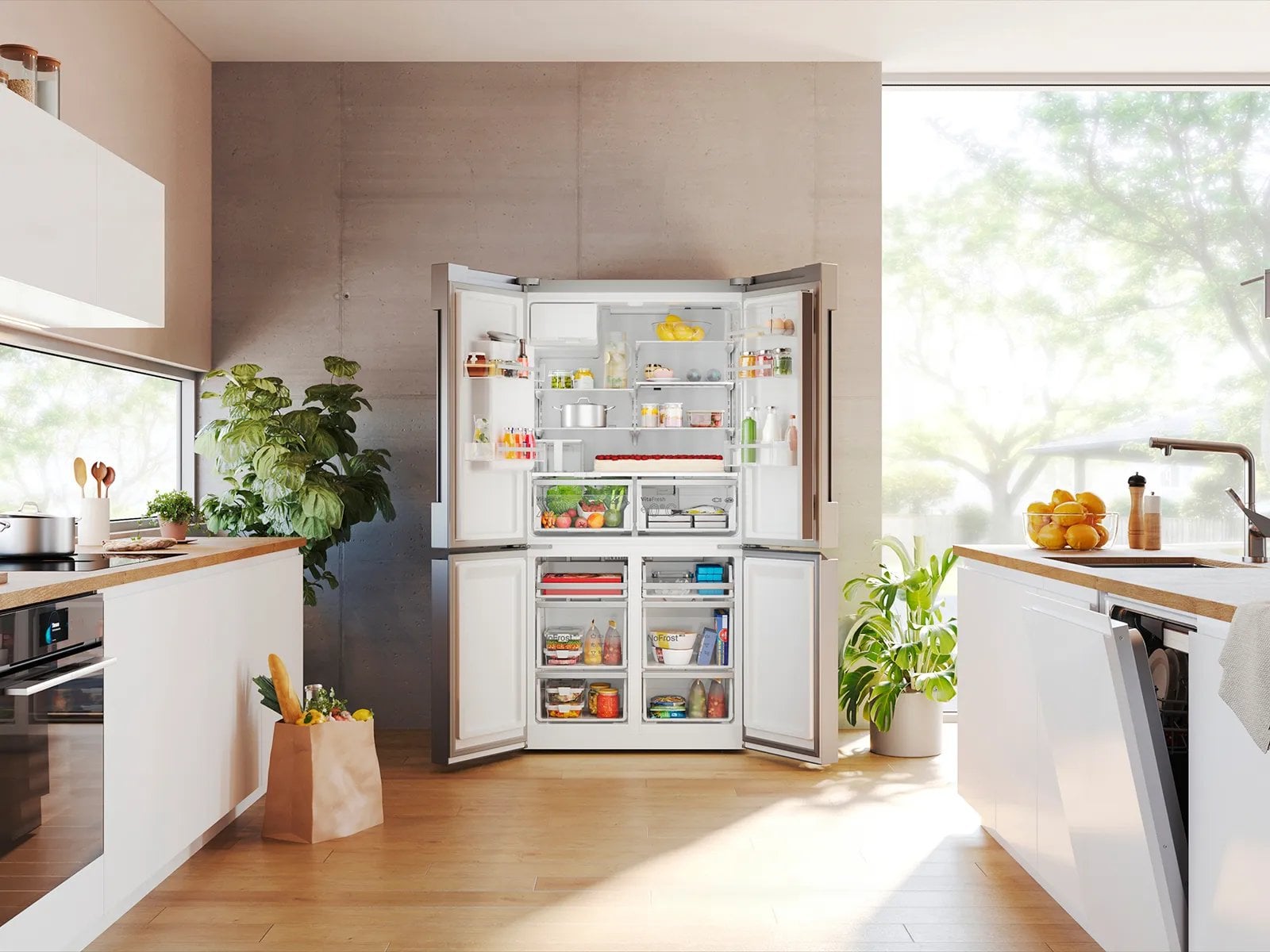 Cocina moderna con refrigerador de puertas francesas abiertas mostrando alimentos organizados en estantes internos